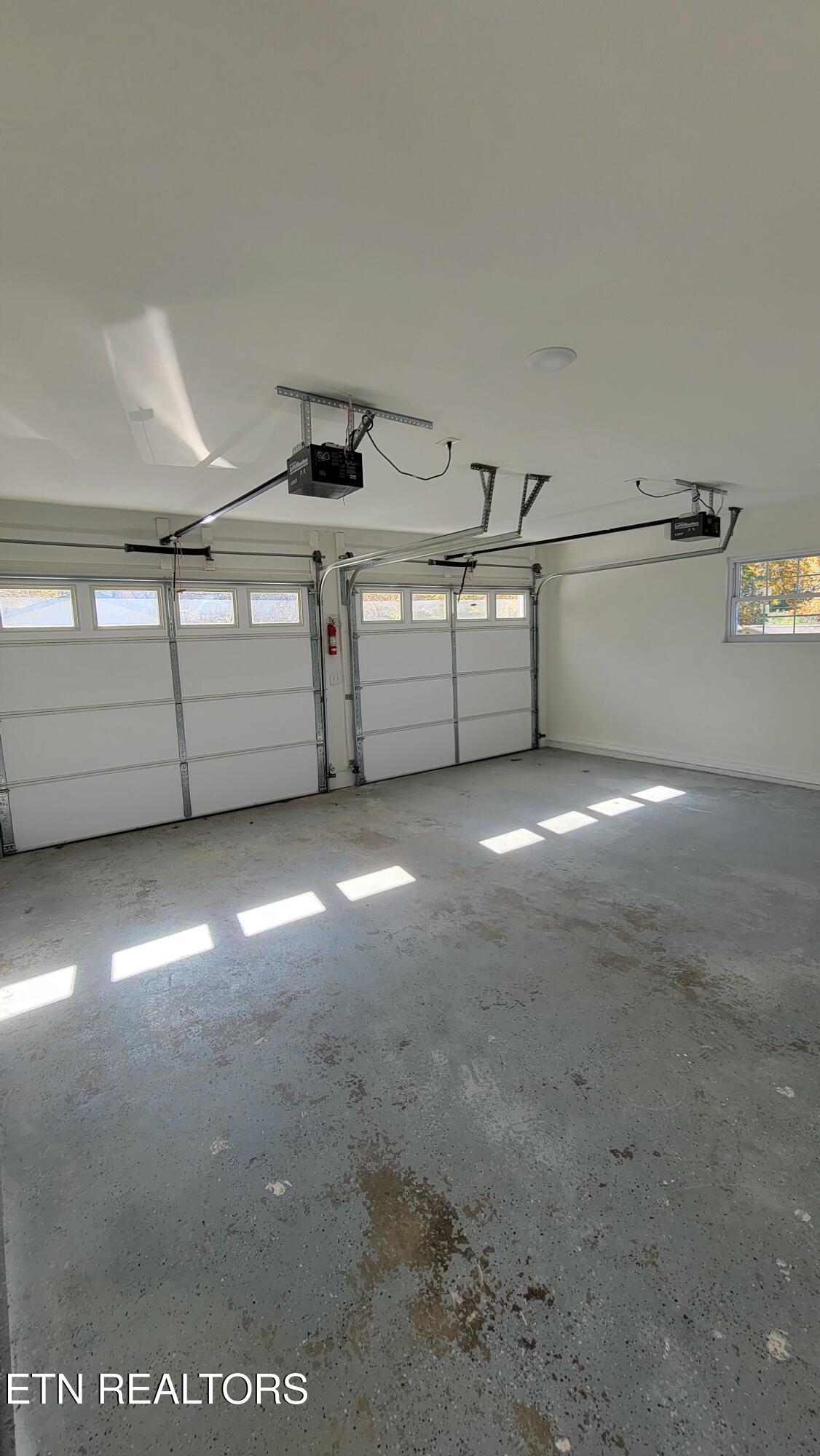 7112 Rollins Road Knoxville, TN 37918 - Photo 21 of 24 Garage