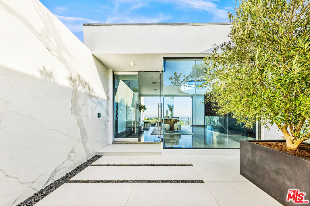 9374 Beverlycrest Drive Beverly Hills, CA 90210 - Photo 3 of 24