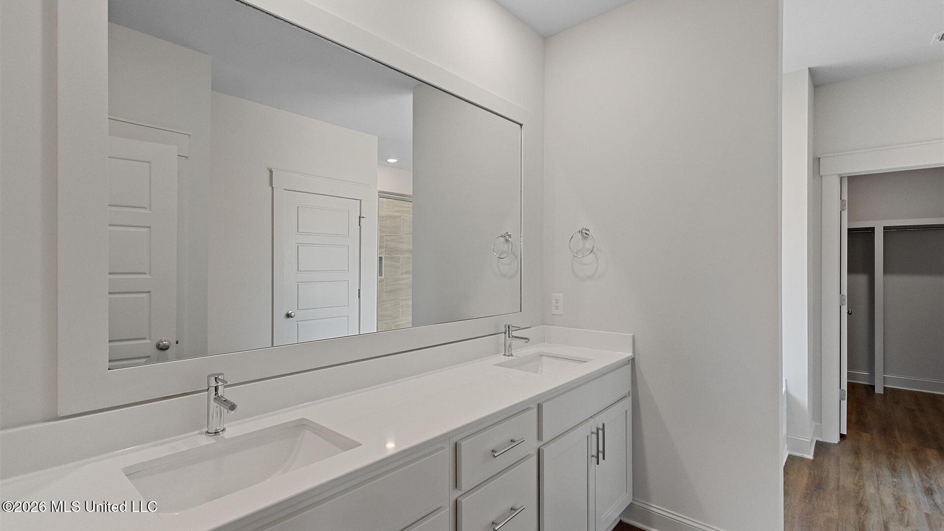 321 Castlewood Circle Canton, MS 39046 - Photo 15 of 19 25 - Master Bath