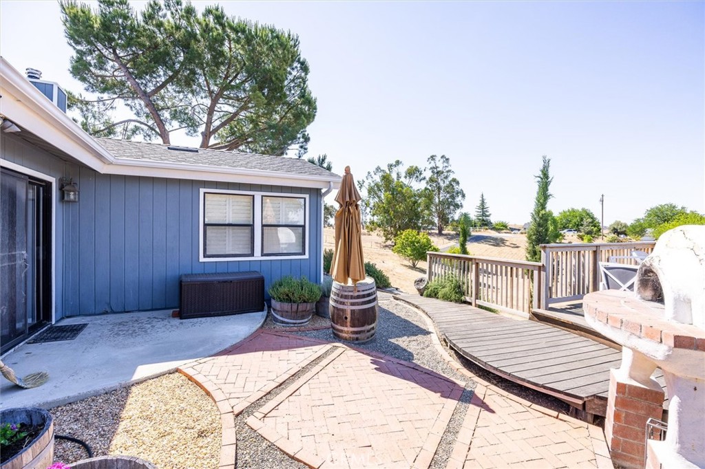 5175 White Tail Place Paso Robles, CA 93446 - Photo 28 of 37 a view of a balcony with chairs and a potted plant