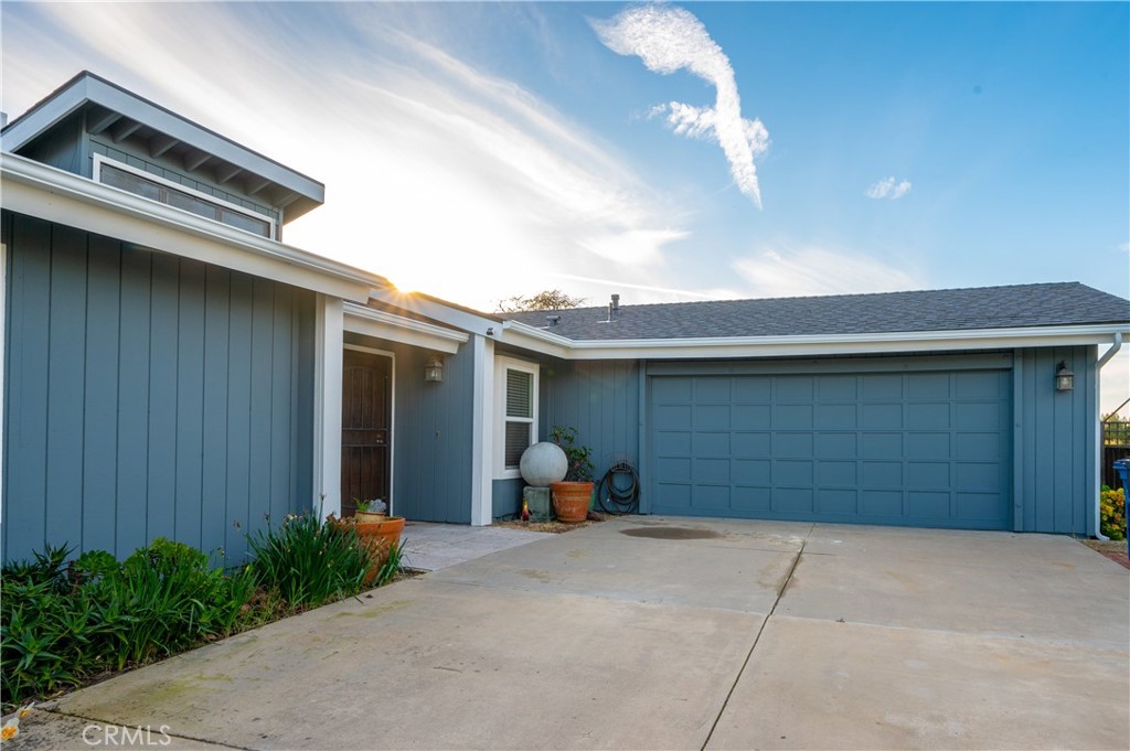 5175 White Tail Place Paso Robles, CA 93446 - Photo 3 of 37 a view of a garage