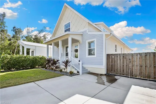 a view of a house with yard and plants