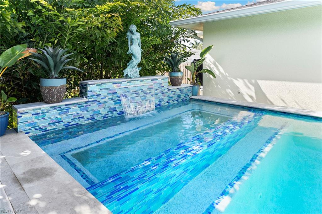 3060 Woodside Avenue Naples, FL 34112 - Photo 26 of 36 a view of a backyard of the house