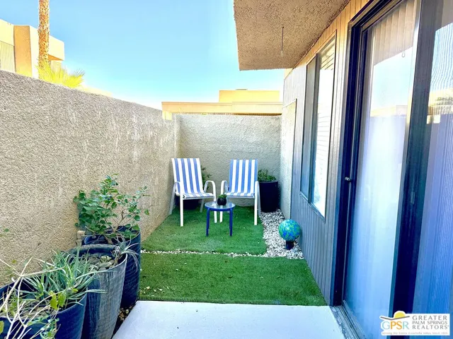 $305,000 | 437 Bradshaw E Lane, Unit 50, Palm Springs, CA 92262