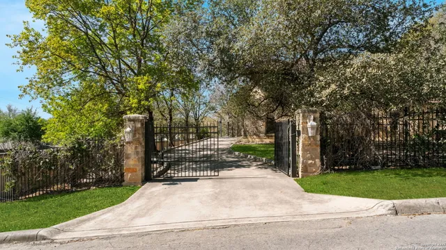 $850,000 | 728 Garraty Circle, Terrell Hills, TX 78209