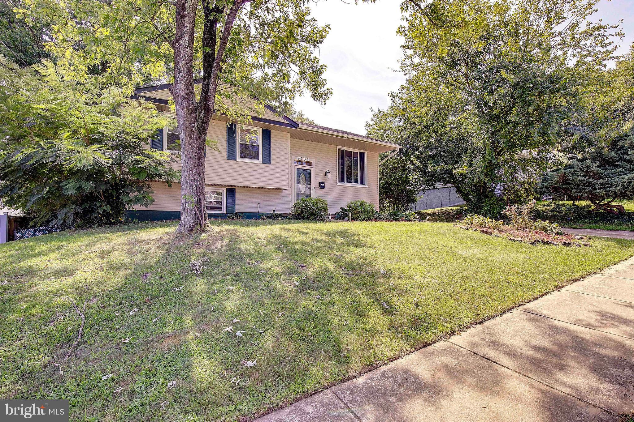 9209 Roxanne Drive Lanham, MD 20706 - Photo 3 of 33