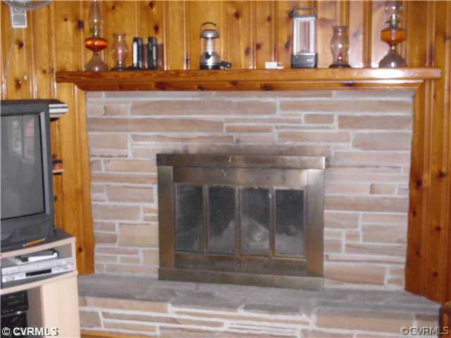 6109 Jessup Road Richmond, VA 23234 - Photo 4 of 6 Den/Family/Great Room - Family room has lots of wi