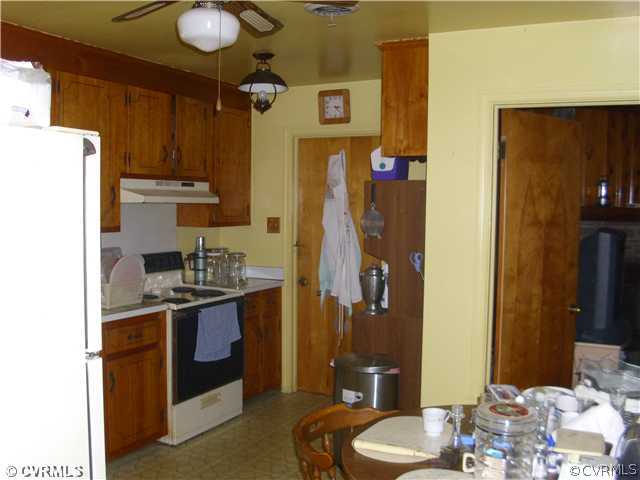 6109 Jessup Road Richmond, VA 23234 - Photo 6 of 6 Kitchen - Kitchen opens to family room and laundry