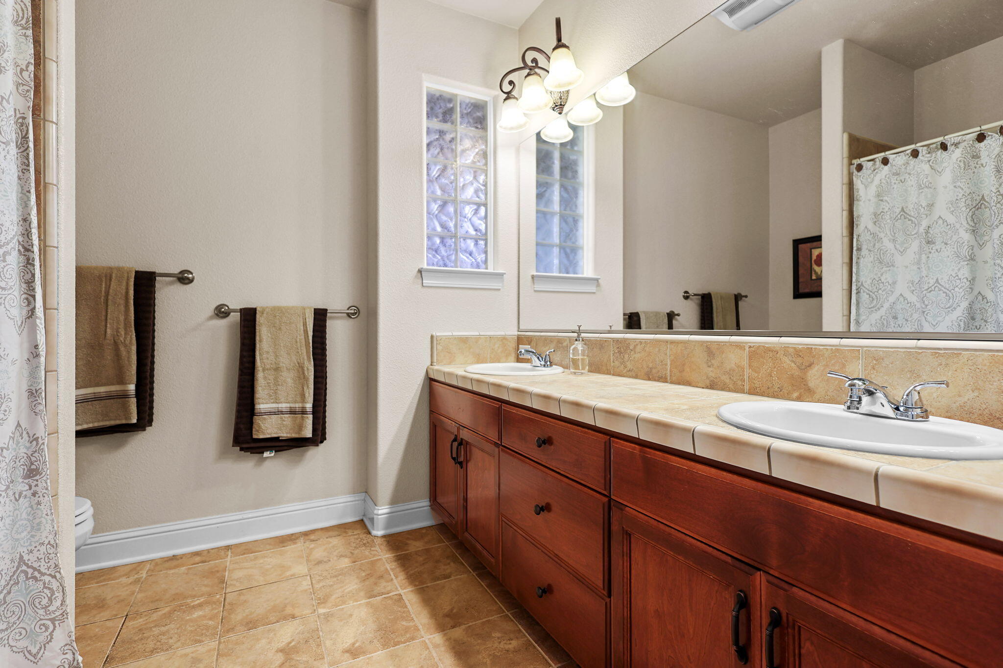 3183 Agassi Lane Redding, CA 96002 - Photo 29 of 41 Full bath w/ Dual Vanity