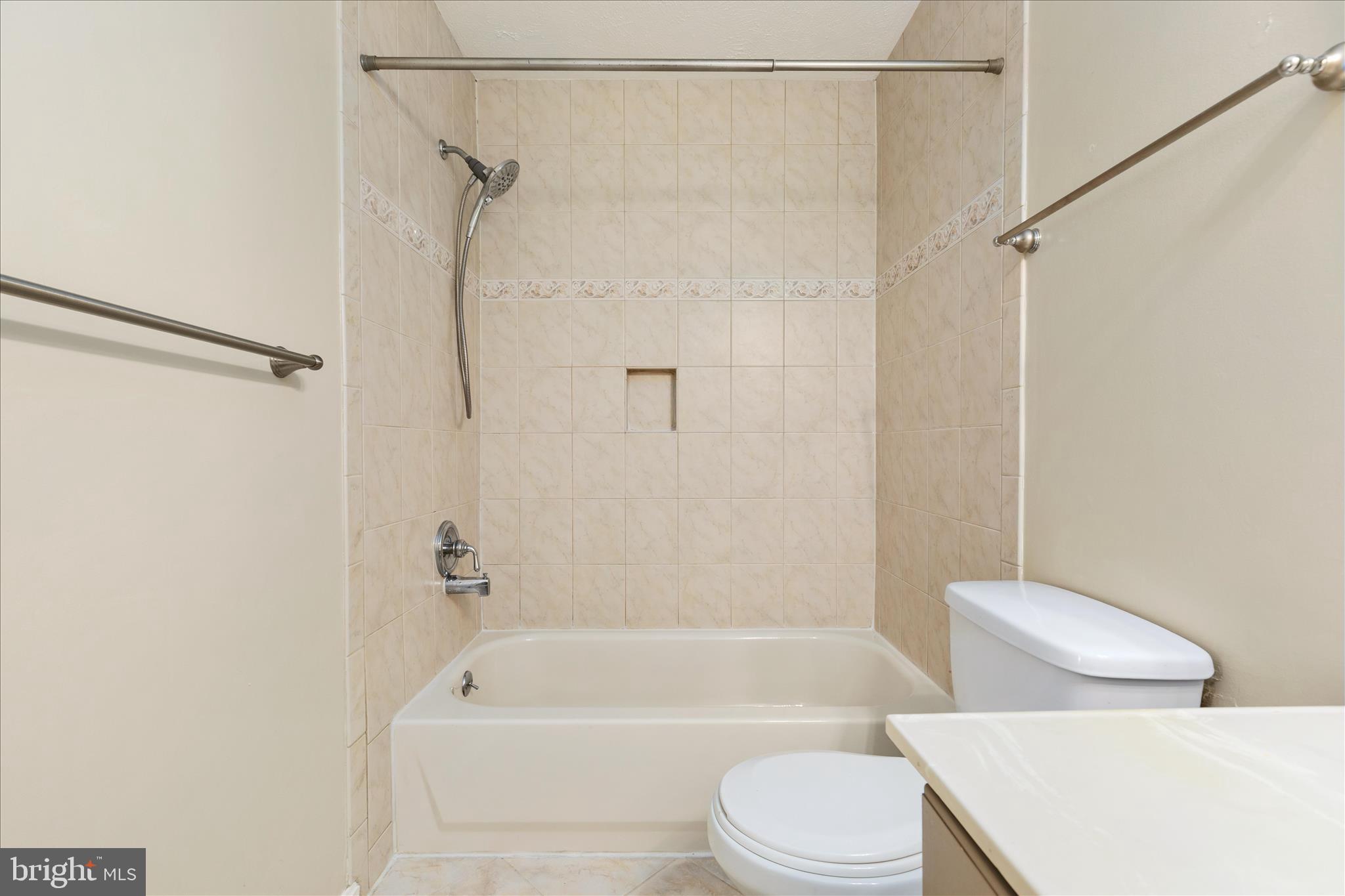 10110 Oakton Terrace Road, Unit 10110 Oakton, VA 22124 - Photo 21 of 27 Full Bathtub