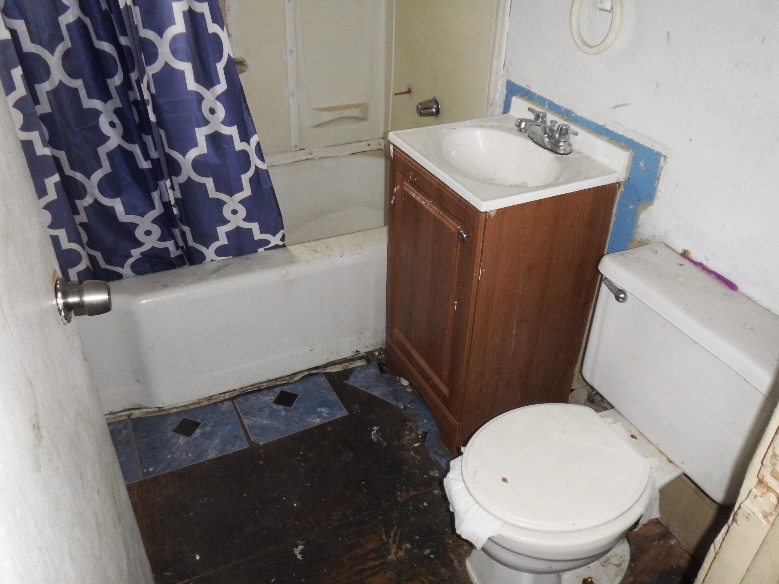 2149 North 41st Street Milwaukee, WI 53208 - Photo 13 of 15 bathroom