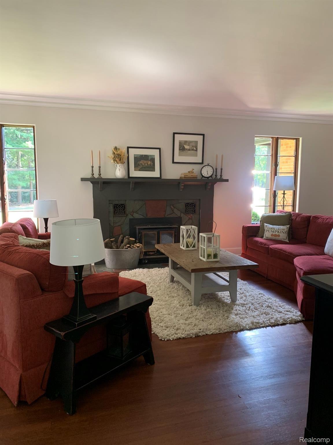 100 Inverness Street Howell, MI 48843 - Photo 16 of 32 Living room.