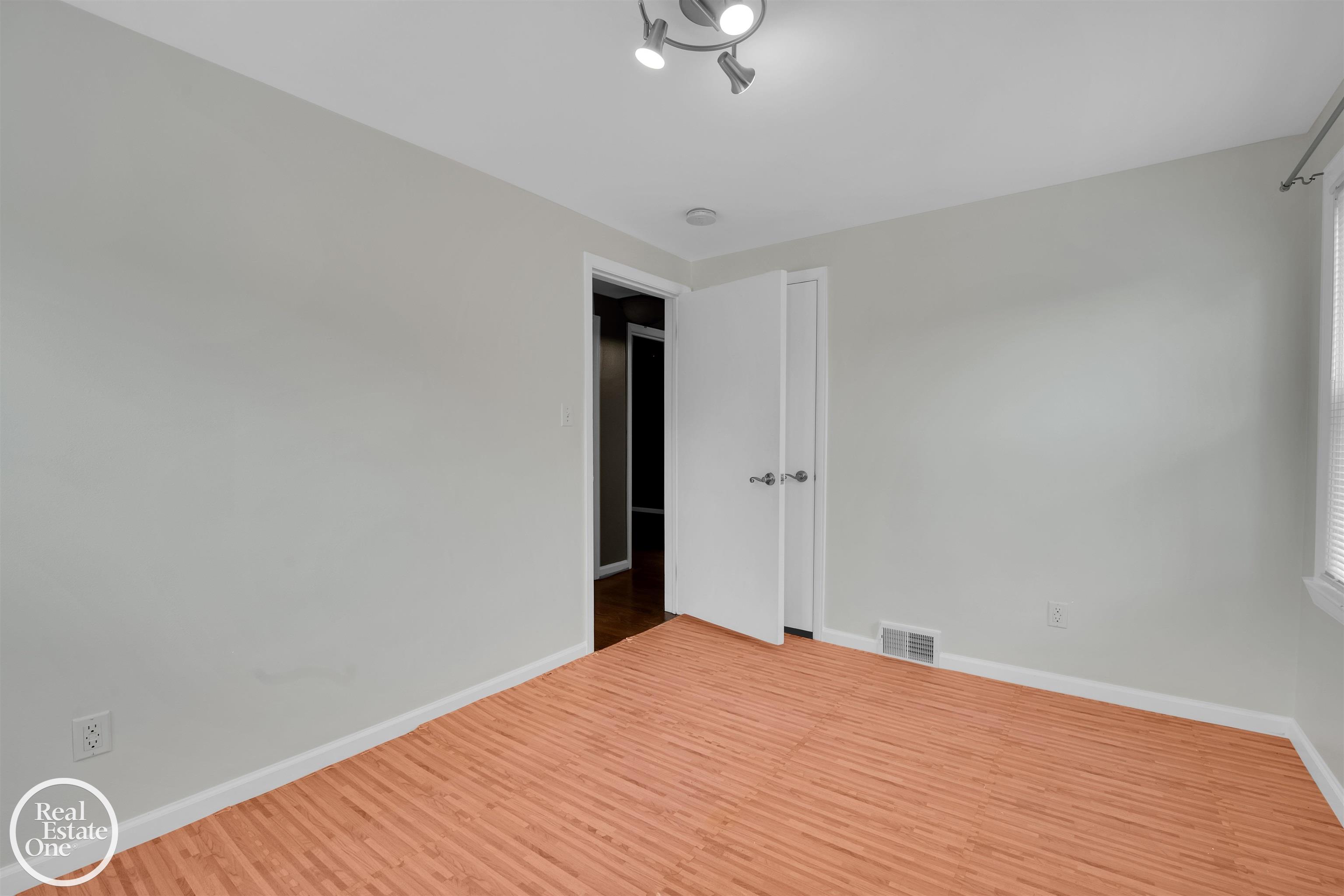1258 Hampton Road Grosse Pointe Woods, MI 48236 - Photo 20 of 37