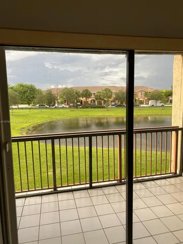 $2,300 | 10255 Northwest 9th St Circle, Unit 2057, Miami, FL 33172