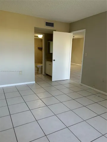 $2,300 | 10255 Northwest 9th St Circle, Unit 2057, Miami, FL 33172