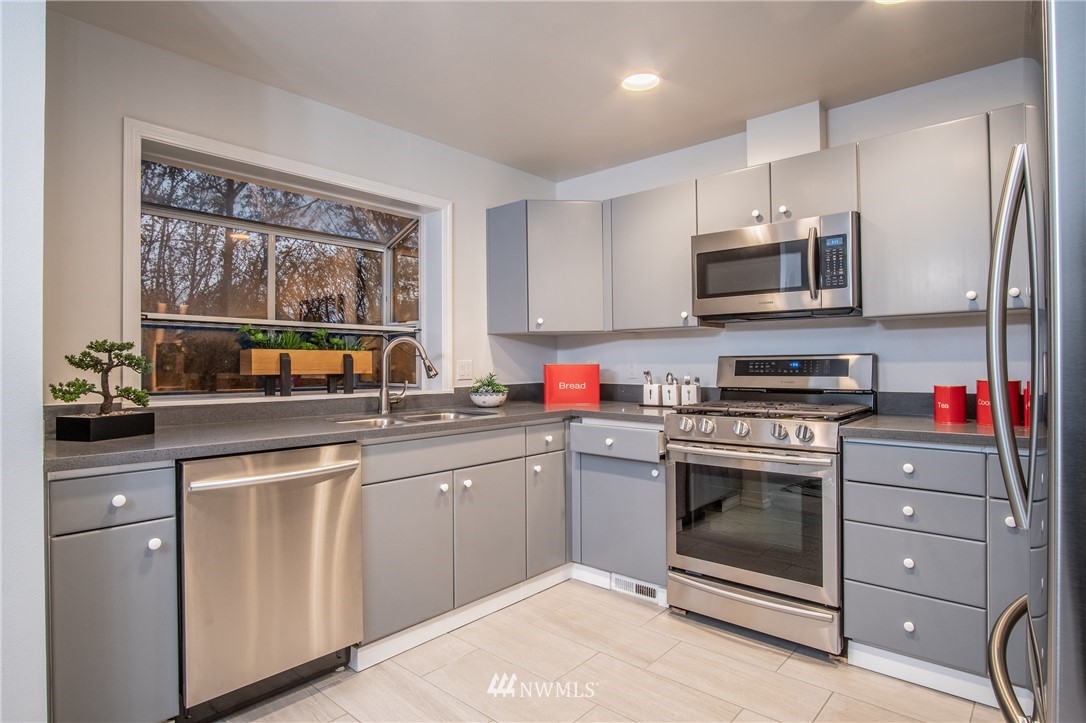 18601 106th Place Southeast Renton, WA 98055 - Photo 6 of 25 Gallery Image 6