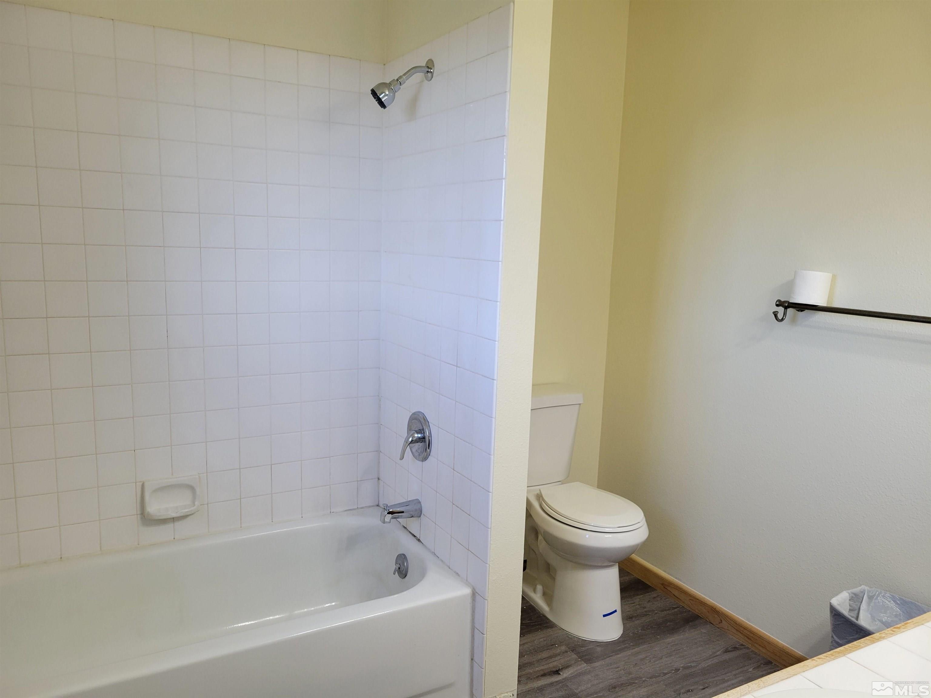 10405 Bounder Lane Reno, NV 89508 - Photo 15 of 16 a bathroom with a toilet and a tub