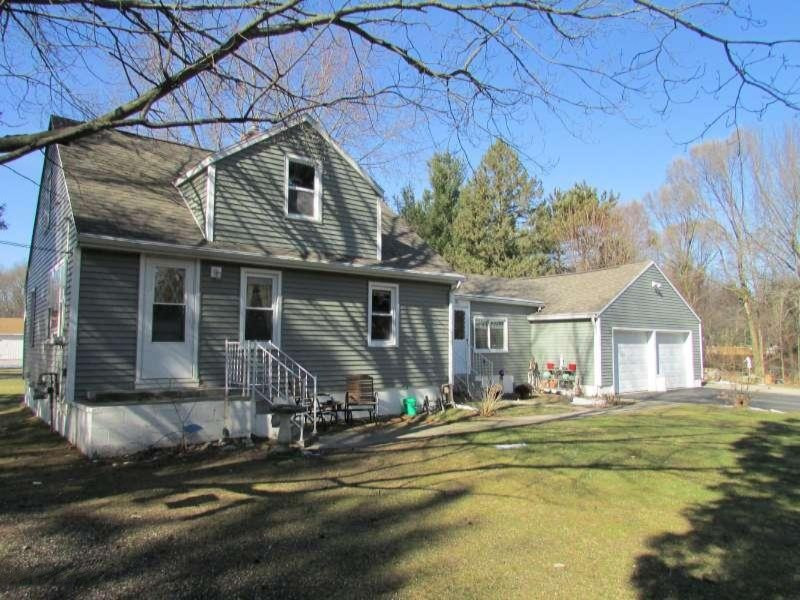 4233 Quarterline Road Muskegon, MI 49444 - Photo 3 of 24 IMG_2145-800