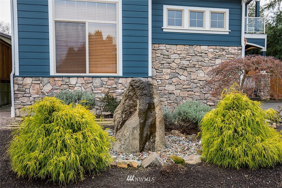 907 North 35th Street Renton, WA 98056 - Photo 3 of 37 a front view of a house with a garden