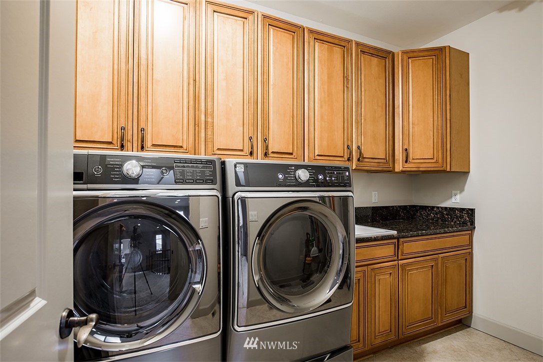 907 North 35th Street Renton, WA 98056 - Photo 33 of 37 a utility room with dryer and washer