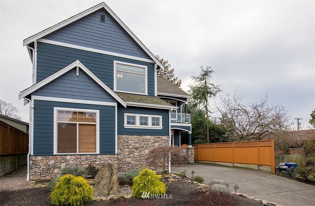 907 North 35th Street Renton, WA 98056 - Photo 36 of 37 a front view of a house with garden