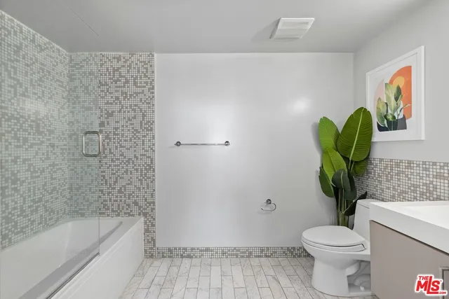 a bathroom with a toilet and a bathtub