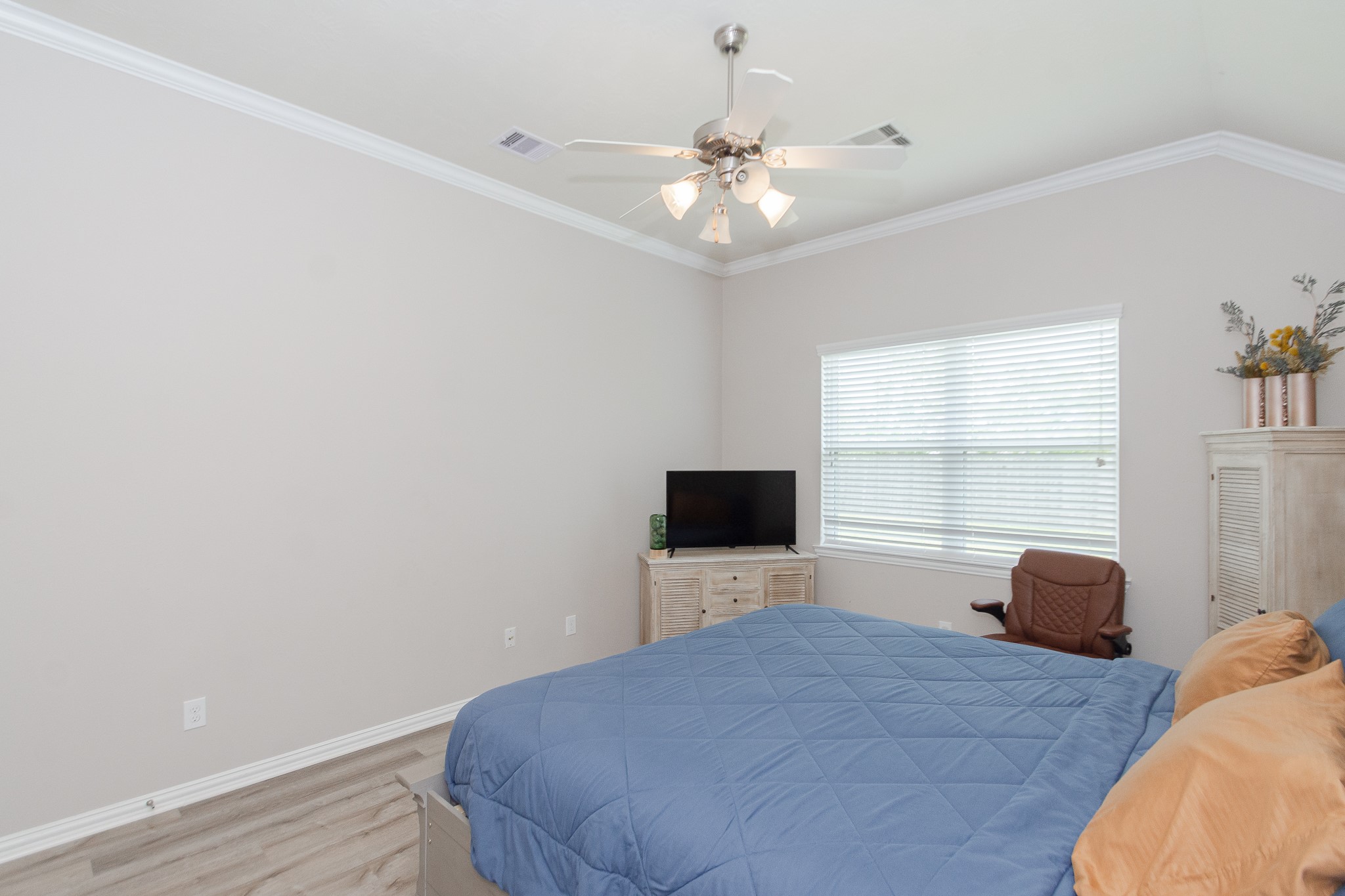 4907 Applewood Crest Lane Rosharon, TX 77583 - Photo 19 of 36 a bedroom with a bed and a flat screen tv