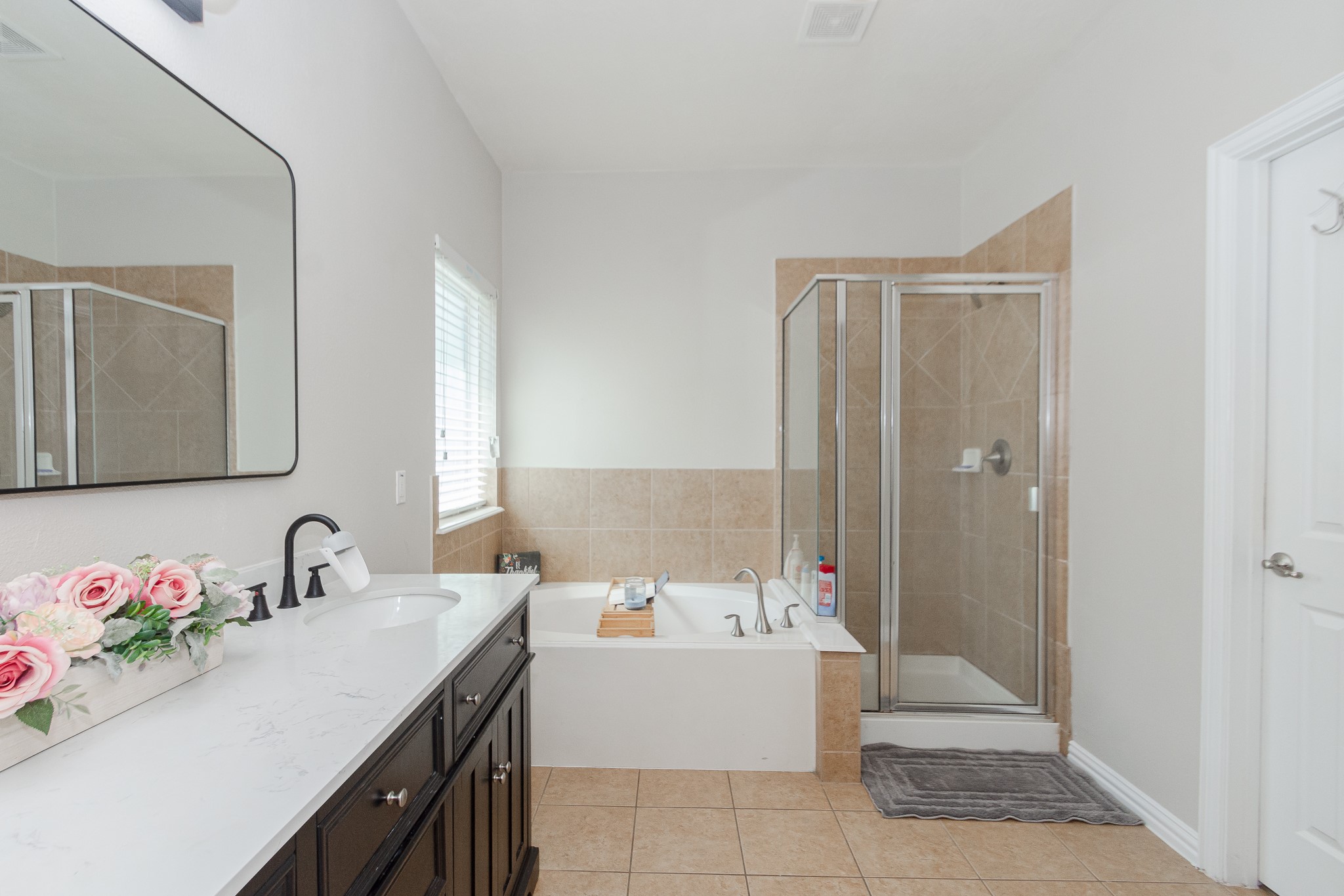 4907 Applewood Crest Lane Rosharon, TX 77583 - Photo 20 of 36 a bathroom with a tub sink and mirror