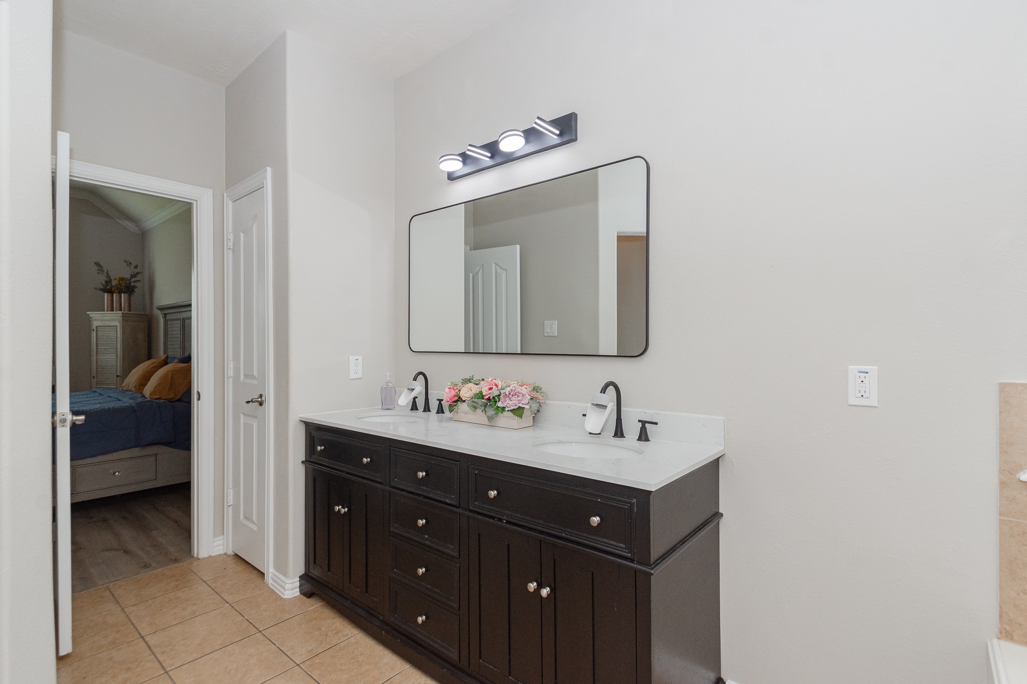 4907 Applewood Crest Lane Rosharon, TX 77583 - Photo 22 of 36 a en suite bathroom with a double vanity sink and a mirror