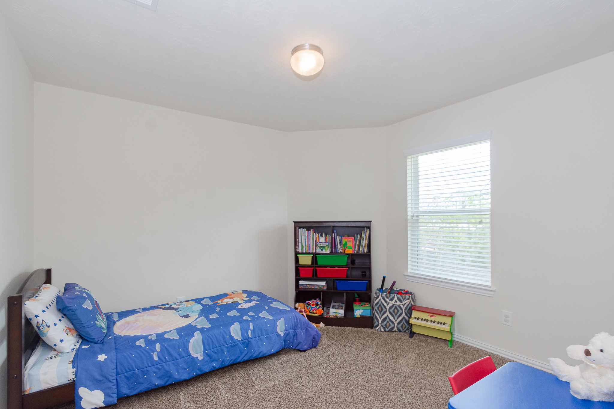 4907 Applewood Crest Lane Rosharon, TX 77583 - Photo 29 of 36 a living room with furniture and a window