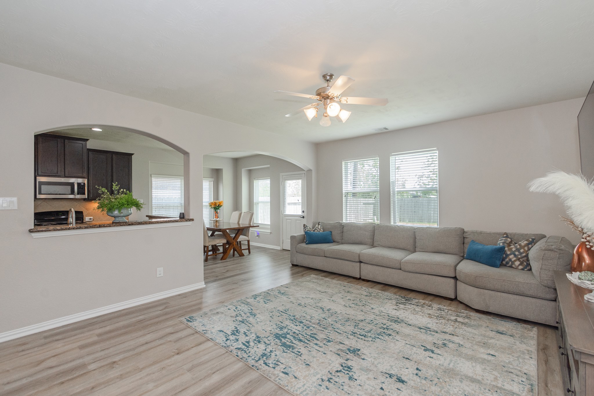 4907 Applewood Crest Lane Rosharon, TX 77583 - Photo 3 of 36