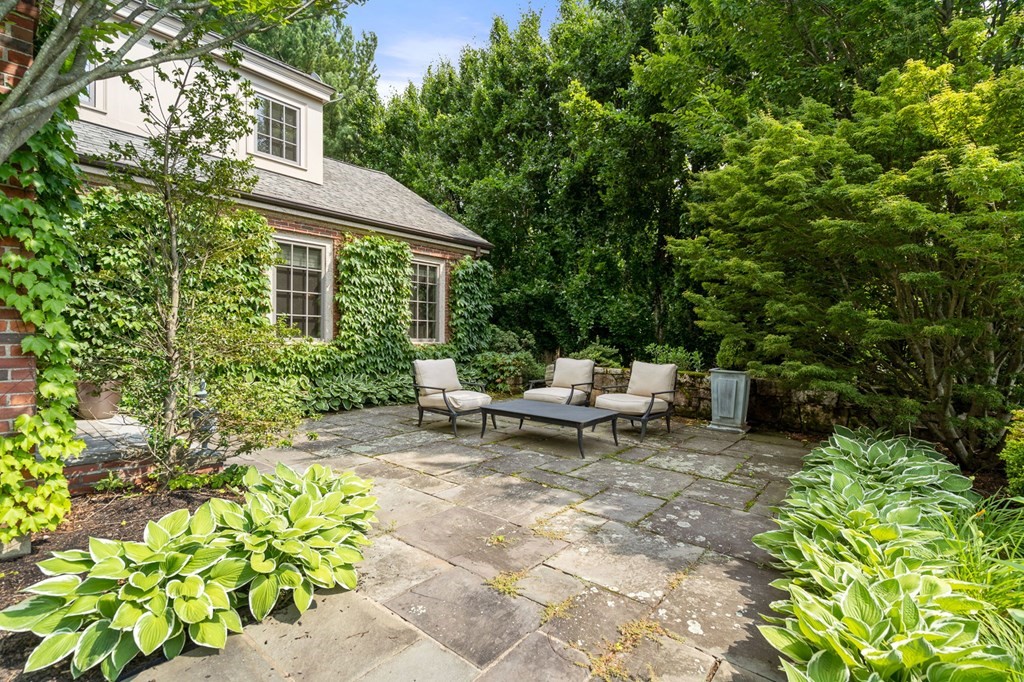 24 Green Hill Road Brookline, MA 02445 - Photo 3 of 25 Gallery Image 3