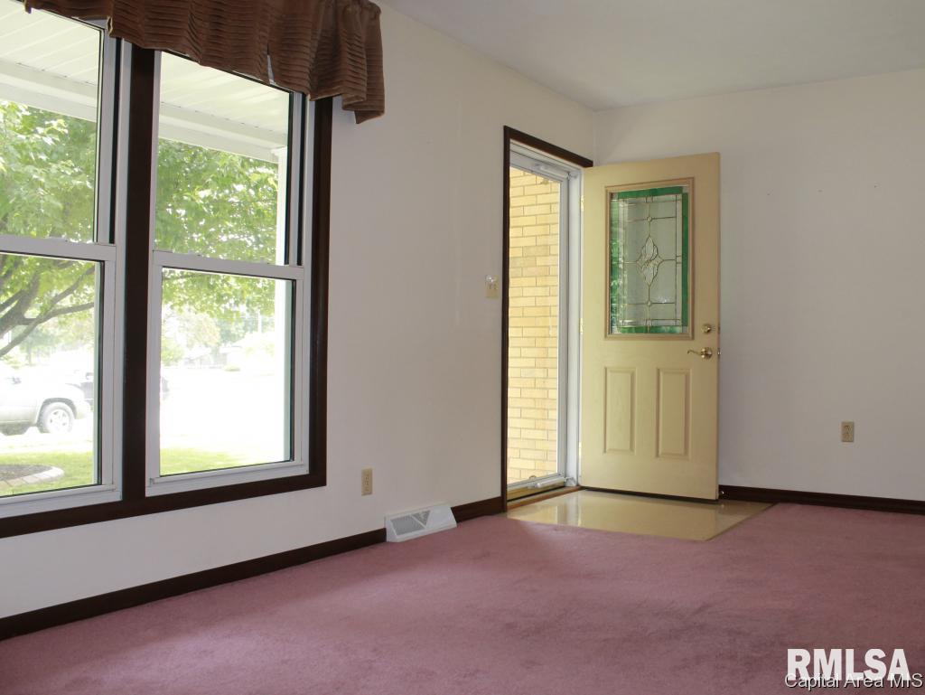 3004 Sherborn Road Springfield, IL 62702 - Photo 4 of 32