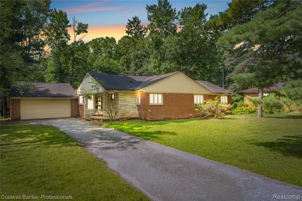 $235,000 | 23161 Valleyview Drive, Southfield, MI 48033