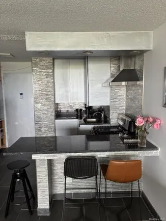 $2,100 | 150-38 Union Turnpike, Unit 8B | Kew Gardens Hills