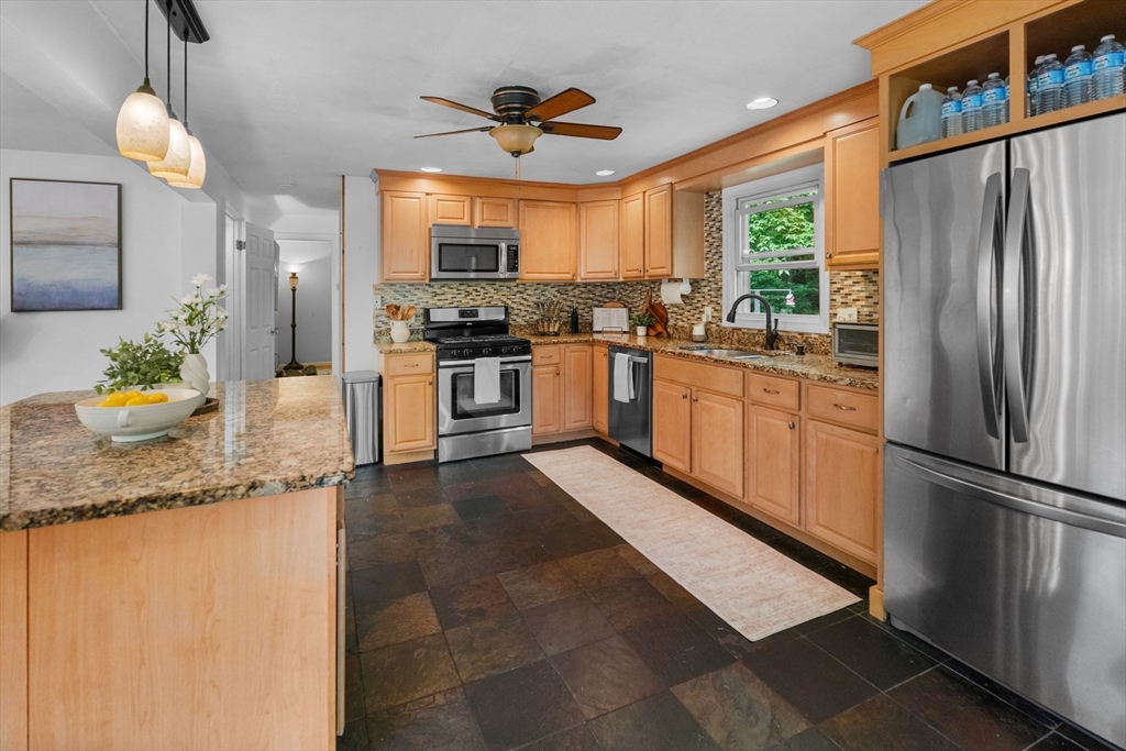 27 Searle Street Georgetown, MA 01833 - Photo 11 of 23