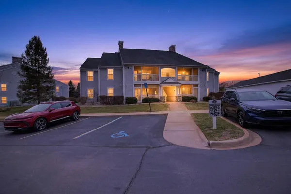 $194,900 | 758 West Barrington Circle, Jackson, MI 49203