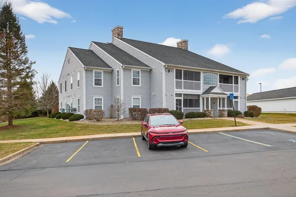 $194,900 | 758 West Barrington Circle, Jackson, MI 49203