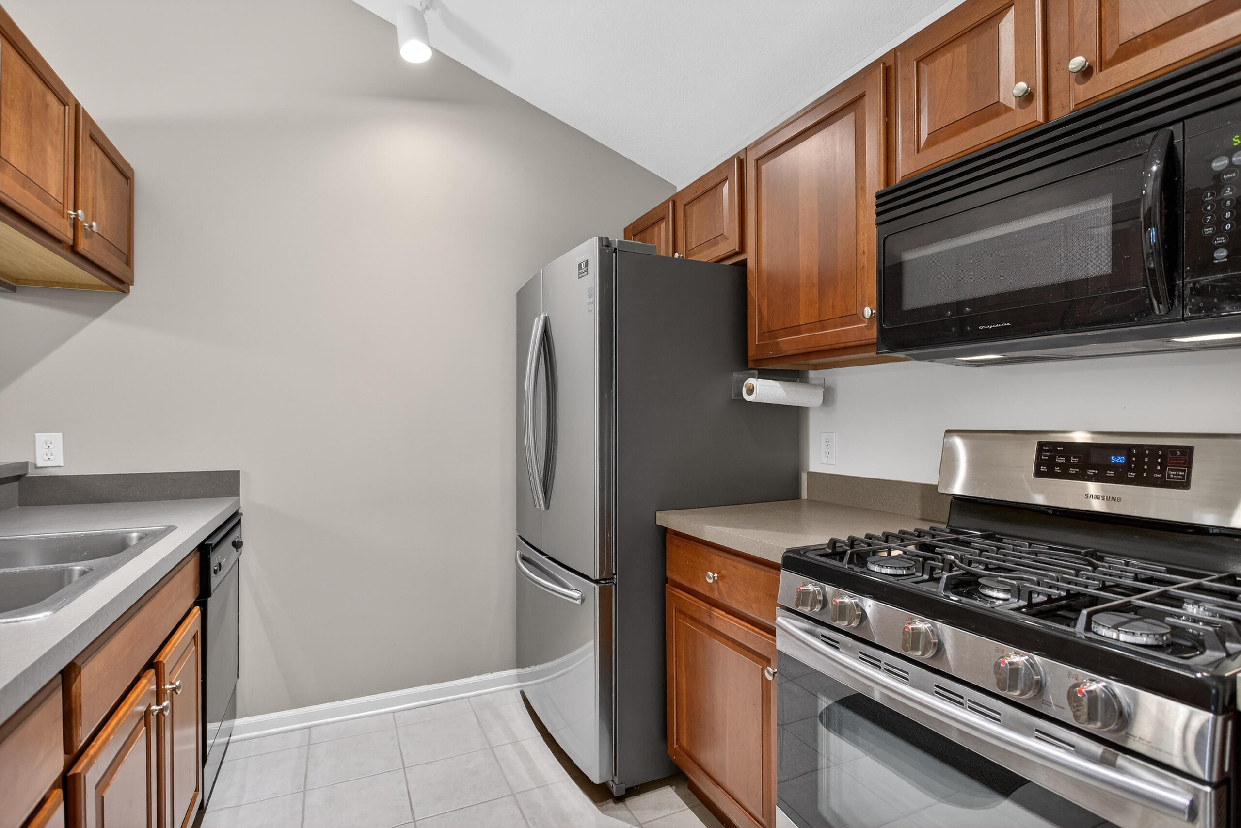 758 West Barrington Circle Jackson, MI 49203 - Photo 4 of 49 014_0N0A1179