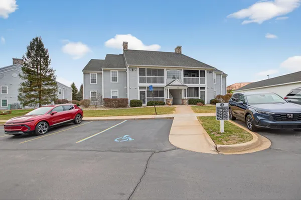 $194,900 | 758 West Barrington Circle, Jackson, MI 49203