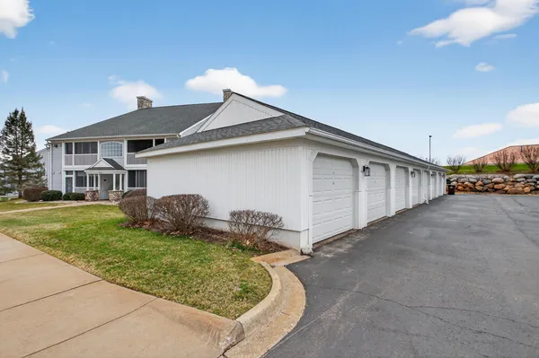 $194,900 | 758 West Barrington Circle, Jackson, MI 49203