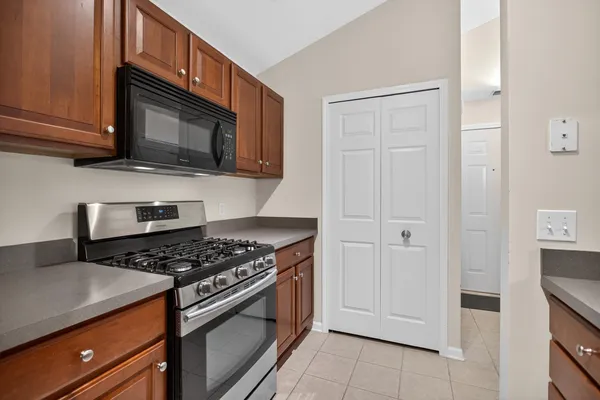 $194,900 | 758 West Barrington Circle, Jackson, MI 49203