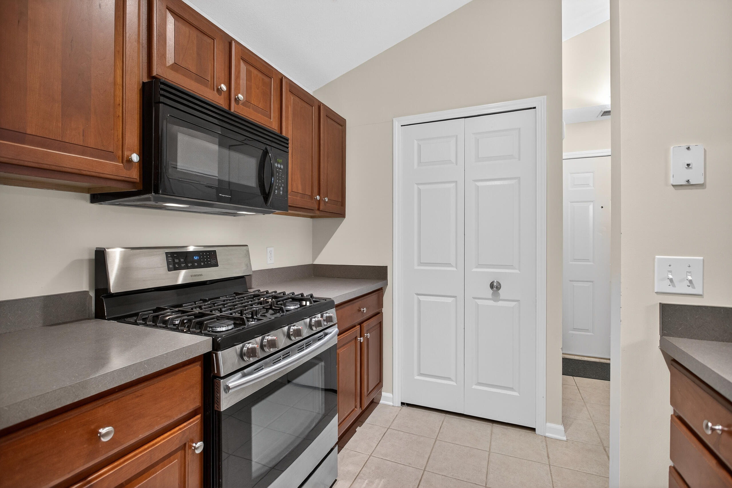 758 West Barrington Circle Jackson, MI 49203 - Photo 8 of 49 018_0N0A1194