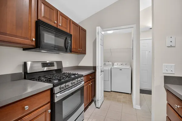 $194,900 | 758 West Barrington Circle, Jackson, MI 49203