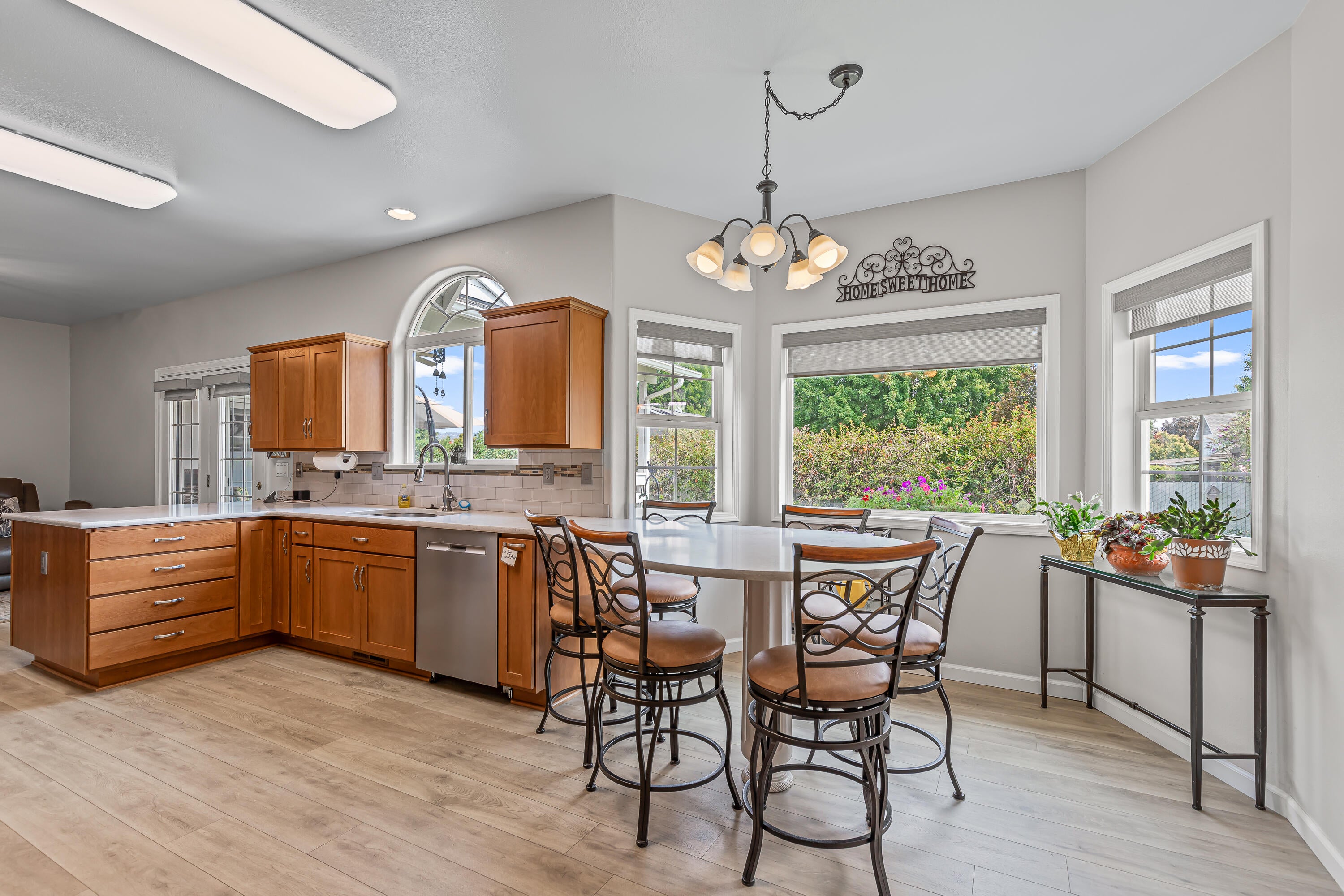 3821 Hilsinger Road Phoenix, OR 97535 - Photo 12 of 47 Kitchen with Breakfast nook