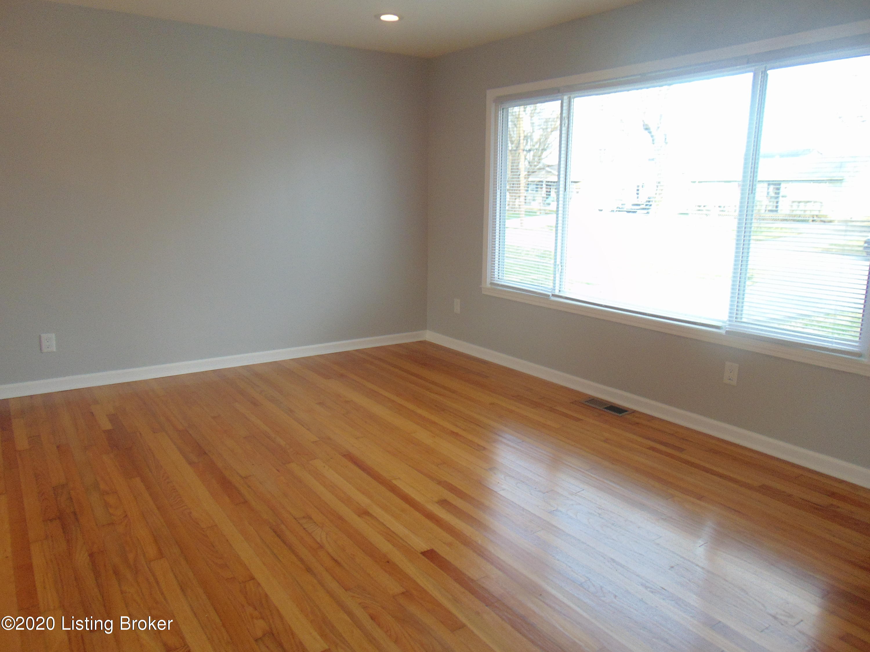 9244 Chenault Road Louisville, KY 40272 - Photo 6 of 29 DSC03561