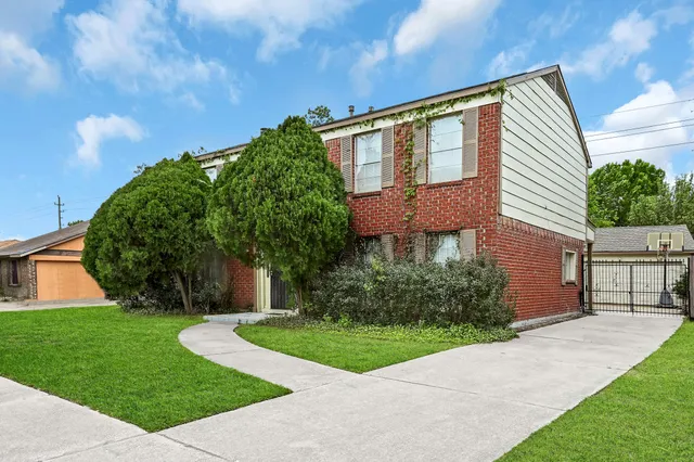 a view of a house with a yard