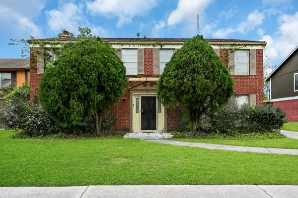 a view of a house with a yard and plants