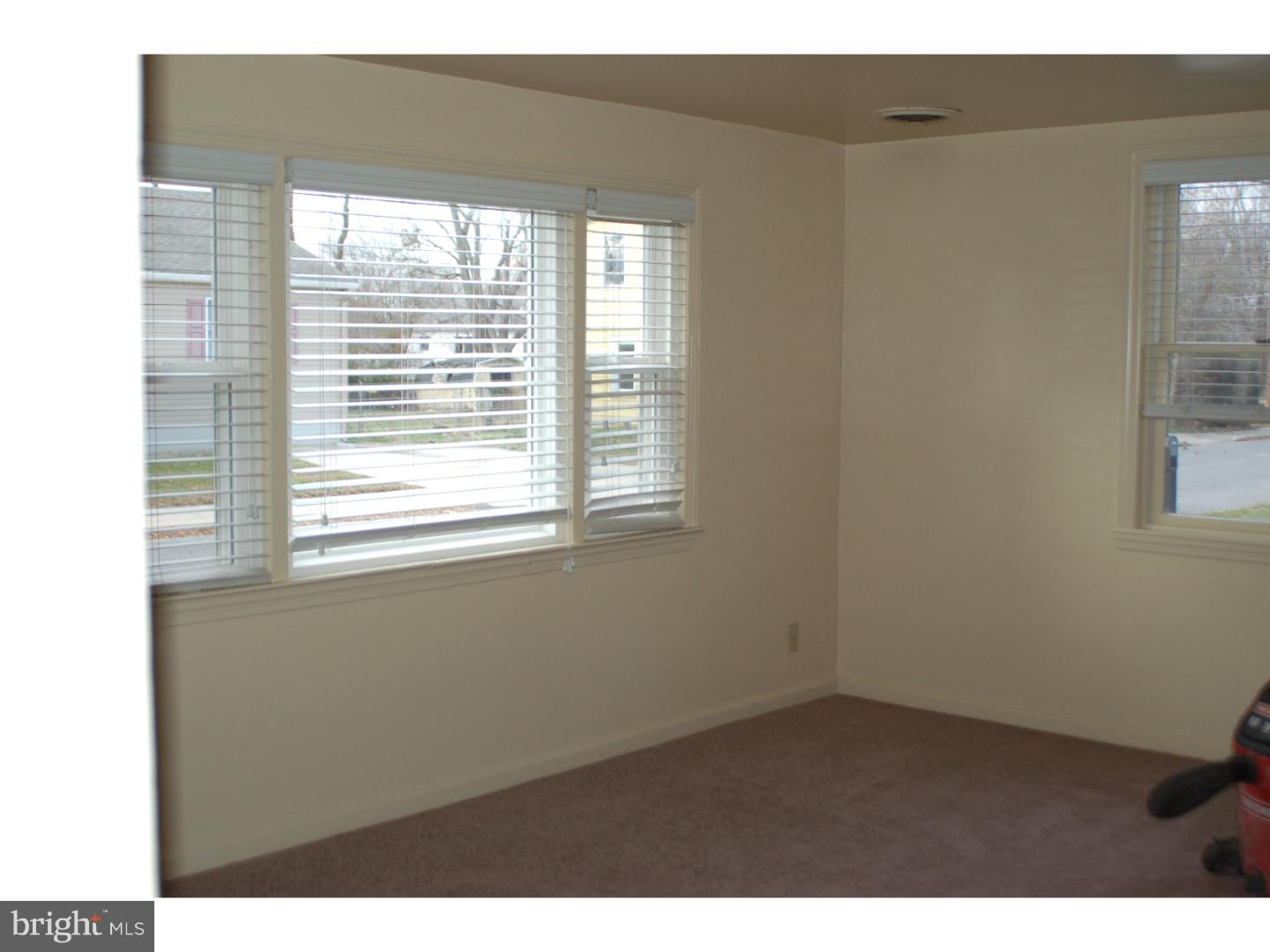 146 Harvard Road Pennsville, NJ 08070 - Photo 2 of 12 Living Room