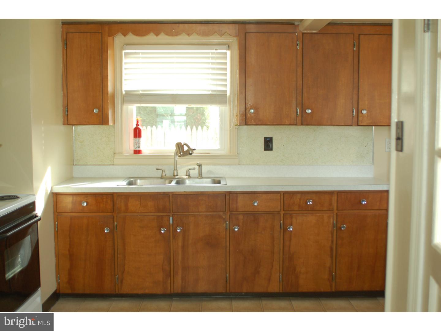 146 Harvard Road Pennsville, NJ 08070 - Photo 4 of 12 Kitchen
